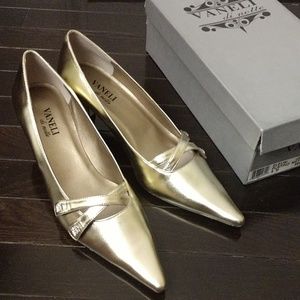 Vaneli Ladies Gold Pointed Toe Heels Size 9